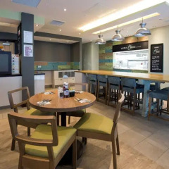 Отель Premier Inn Manchester Salford Media City гостиничный бар