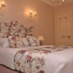 Отель English Home Tbilisi Тбилиси комната для гостей