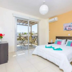 Отель Konnos Beach Villa 3 комната для гостей фото 4