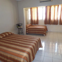 Отель Rooms On the Hip Strip - Montego Bay комната для гостей