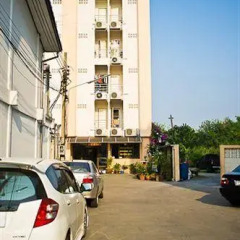 Апартаменты S & P Service Apartment Бангкок парковка