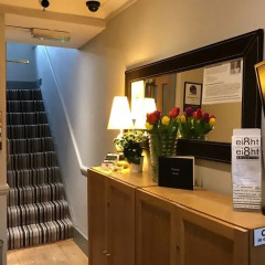 Апартаменты Ei8ht Brighton Apartments - Guest house банкомат