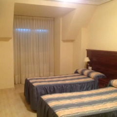Отель Hostal San Froilan сейф в номере
