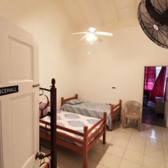 Отель Belleh23 Kingston Creative Guesthouse сейф в номере