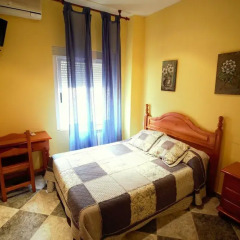 Отель Hostal Puerta de Monfragüe сейф в номере