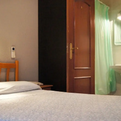 Отель Hostal Fuencarral Kryse сейф в номере