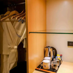 Zayn Hotel Bangkok Бангкок сейф в номере