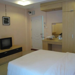 Апартаменты C.S. Poonpol Apartment комната для гостей фото 2