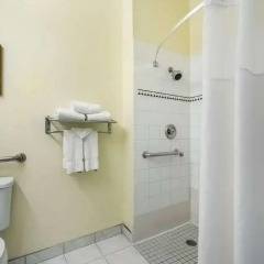 Отель Clarion Inn & Suites Clearwater ванная фото 2