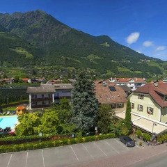 Отель Albergo al Cervo - Gasthof zum Hirschen Лагундо