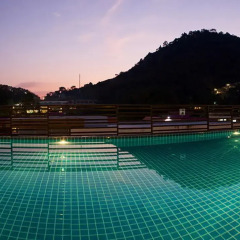 Отель The Kris Residence бассейн