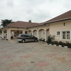 Отель SDM Tavern and Suites парковка