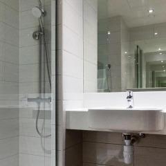 Отель Premier Inn Dubai Al Jaddaf ванная фото 2