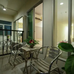 Отель Villa Cha Cha Rambuttri Бангкок балкон