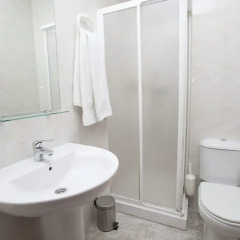 Отель Hostal Roma Испания, Ла-Корунья - отзывы, цены и фото номеров - забронировать отель Hostal Roma онлайн ванная фото 2