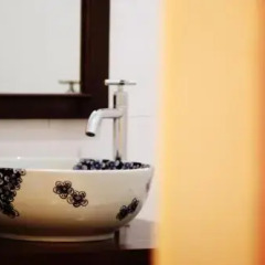 Отель Feung Nakorn Balcony Rooms and Cafe Бангкок ванная