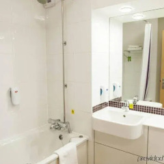 Отель Premier Inn Manchester City Centre - Portland Street Великобритания, Манчестер - отзывы, цены и фото номеров - забронировать отель Premier Inn Manchester City Centre - Portland Street онлайн ванная