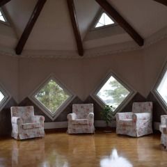 Отель Albert's Manor