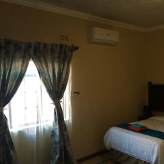 Отель Skyhawk Guesthouse Ботсвана, Габороне - отзывы, цены и фото номеров - забронировать отель Skyhawk Guesthouse онлайн комната для гостей фото 2
