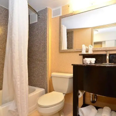 Отель Quality Inn & Suites New York Avenue ванная фото 2