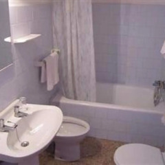 Отель Hostal Flores ванная