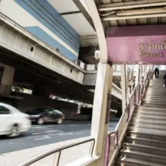 Отель The Step Sathon парковка