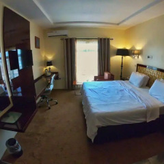 Отель Adig Suites Энугу сейф в номере