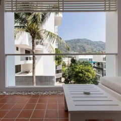 Отель X2 Vibe Phuket Patong балкон
