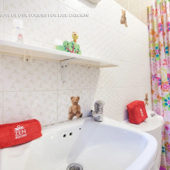 Отель Family Home Guesthouse ванная