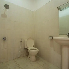 Отель RedDoorz @ Melati Kartika Plaza ванная фото 2