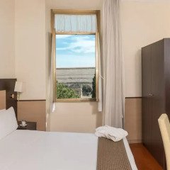 Hotel Portamaggiore сейф в номере