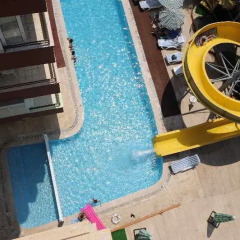 Holiday World Hotel бассейн