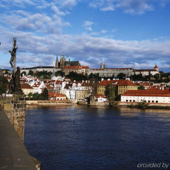 Отель Ibis Praha Mala Strana Прага приотельная территория
