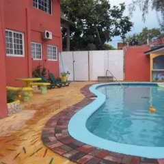 Отель Tropical Court Resort Near Montego Bay Airport бассейн