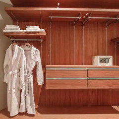 Plus 1 Hotel сейф в номере