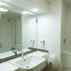 Отель Premier Inn Manchester City Centre - Portland Street Великобритания, Манчестер - отзывы, цены и фото номеров - забронировать отель Premier Inn Manchester City Centre - Portland Street онлайн ванная фото 2