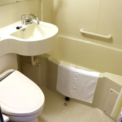 Отель Toyoko Inn Toyama eki Shinkansen guchi No.2 Тояма ванная