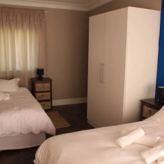 Отель 10 Cadoza BnB сейф в номере