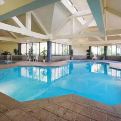 Clarion Hotel & Suites Conference Center Колумбус бассейн