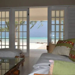 Отель Captain's Cove Beach Resort & Villas пляж