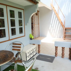 Отель Krabi Host Family - Hostel Таиланд, Краби - отзывы, цены и фото номеров - забронировать отель Krabi Host Family - Hostel онлайн балкон
