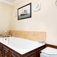 Отель Veeve 4 Bed Kensington House On Kensington Church Street Великобритания, Лондон - отзывы, цены и фото номеров - забронировать отель Veeve 4 Bed Kensington House On Kensington Church Street онлайн ванная фото 2