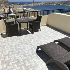 Grand Harbour Hotel бассейн