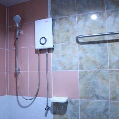 Отель The Little Mermaid Guesthouse & Restaurant ванная