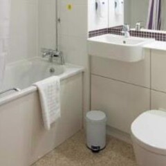 Отель Premier Inn Warrington Central North ванная фото 2