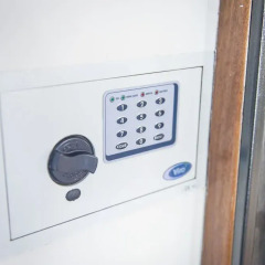 Отель Flatinrome Residence Fiera сейф в номере