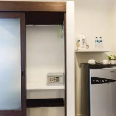 Отель Kasemsuk Guesthouse сейф в номере