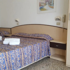 Hotel Saponi Римини сейф в номере