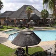 Отель The Big Five Lodge Габороне бассейн
