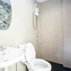 Отель Kaelyn Cozy Living Таиланд, Бангкок - отзывы, цены и фото номеров - забронировать отель Kaelyn Cozy Living онлайн ванная